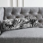 - RealHomes Özel Tasarımlı Dijital Baskılı İç Dolgulu Fermuarlı Silindir Yastık - Realhomes Siyah Zeminde Beyaz Yaprak Tasarımlı Dijital Baskılı İç Dolgulu Fermuarlı Çok Amaçlı Silindir Yastık Kırlent Realhomes