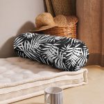 - RealHomes Özel Tasarımlı Dijital Baskılı İç Dolgulu Fermuarlı Silindir Yastık - Realhomes Siyah Zeminde Beyaz Yaprak Tasarımlı Dijital Baskılı İç Dolgulu Fermuarlı Çok Amaçlı Silindir Yastık Kırlent Realhomes