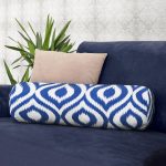 - RealHomes Özel Tasarımlı Dijital Baskılı İç Dolgulu Fermuarlı Silindir Yastık - Realhomes Özel Tasarım Lacivert İkat Desenli Dijital Baskılı İç Dolgulu Yumuşak Silindir Form Yastık Kırlent Realhomes