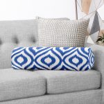 - RealHomes Özel Tasarımlı Dijital Baskılı İç Dolgulu Fermuarlı Silindir Yastık - Realhomes Özel Tasarım Lacivert İkat Desenli Dijital Baskılı İç Dolgulu Yumuşak Silindir Form Yastık Kırlent Realhomes