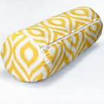 - RealHomes Özel Tasarımlı Dijital Baskılı İç Dolgulu Fermuarlı Silindir Yastık - Realhomes Özel Tasarım Sarı İkat Desenli Dijital Baskılı İç Dolgulu Fermuarlı Çok Amaçlı Silindir Yastık Kırlent Realhomes