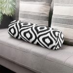 - RealHomes Özel Tasarımlı Dijital Baskılı İç Dolgulu Fermuarlı Silindir Yastık - Realhomes  Özel Tasarım Siyah İkat Desenli Dijital Baskılı İç Dolgulu Yumuşak Silindir Form Yastık Kırlent Realhomes