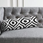 - RealHomes Özel Tasarımlı Dijital Baskılı İç Dolgulu Fermuarlı Silindir Yastık - Realhomes  Özel Tasarım Siyah İkat Desenli Dijital Baskılı İç Dolgulu Yumuşak Silindir Form Yastık Kırlent Realhomes