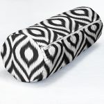 - RealHomes Özel Tasarımlı Dijital Baskılı İç Dolgulu Fermuarlı Silindir Yastık - Realhomes  Özel Tasarım Siyah İkat Desenli Dijital Baskılı İç Dolgulu Yumuşak Silindir Form Yastık Kırlent Realhomes