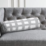 - RealHomes Özel Tasarımlı Dijital Baskılı İç Dolgulu Fermuarlı Silindir Yastık - Realhomes Gri Zeminde Geometrik Kare Motifli Dekoratif İç Dolgulu - Fermuarlı Süet Silindir Rulo Yastık Kırlent Realhomes