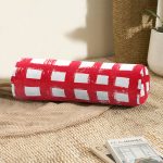 - RealHomes Özel Tasarımlı Dijital Baskılı İç Dolgulu Fermuarlı Silindir Yastık - Realhomes Kırmızı Zeminde Geometrik Kare Motifli Dekoratif İç Dolgulu - Fermuarlı Süet Berjer Silindir Yastık Kırlent Realhomes