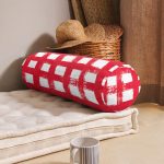 - RealHomes Özel Tasarımlı Dijital Baskılı İç Dolgulu Fermuarlı Silindir Yastık - Realhomes Kırmızı Zeminde Geometrik Kare Motifli Dekoratif İç Dolgulu - Fermuarlı Süet Berjer Silindir Yastık Kırlent Realhomes