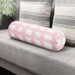 Pembe Zeminde Geometrik Kare Motifli Dekoratif İç Dolgulu - Fermuarlı Süet Berjer Silindir Yastık Kırlent Realhomes