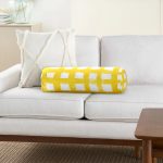 Sarı Zeminde Geometrik Kare Motifli Dekoratif İç Dolgulu - Fermuarlı Süet Silindir Daire Yastık Kırlent Realhomes