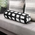 - RealHomes Özel Tasarımlı Dijital Baskılı İç Dolgulu Fermuarlı Silindir Yastık - Realhomes Siyah Zeminde Geometrik Kare Motifli Dekoratif İç Dolgulu - Fermuarlı Süet Silindir Daire Yastık Kırlent Realhomes