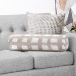 - RealHomes Özel Tasarımlı Dijital Baskılı İç Dolgulu Fermuarlı Silindir Yastık - Realhomes  Vizon Zeminde Geometrik Kare Motifli Dekoratif İç Dolgulu - Fermuarlı Süet Silindir Daire Yastık Kırlent Realhomes