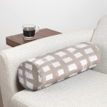 - RealHomes Özel Tasarımlı Dijital Baskılı İç Dolgulu Fermuarlı Silindir Yastık - Realhomes  Vizon Zeminde Geometrik Kare Motifli Dekoratif İç Dolgulu - Fermuarlı Süet Silindir Daire Yastık Kırlent Realhomes