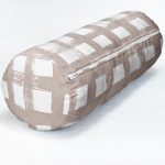 - RealHomes Özel Tasarımlı Dijital Baskılı İç Dolgulu Fermuarlı Silindir Yastık - Realhomes  Vizon Zeminde Geometrik Kare Motifli Dekoratif İç Dolgulu - Fermuarlı Süet Silindir Daire Yastık Kırlent Realhomes