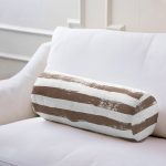 - RealHomes Özel Tasarımlı Dijital Baskılı İç Dolgulu Fermuarlı Silindir Yastık - Realhomes  Kahve Çizgili Motifli Dekoratif Modern İç Dolgulu - Fermuarlı Süet Berjer Silindir Yastık Kırlent Realhomes