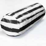 - RealHomes Özel Tasarımlı Dijital Baskılı İç Dolgulu Fermuarlı Silindir Yastık - Realhomes Siyah Çizgili Motifli Dekoratif Modern İç Dolgulu Süet Silindir Yastık Kırlent - Bel Yastığı Realhomes