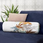 - RealHomes Özel Tasarımlı Dijital Baskılı İç Dolgulu Fermuarlı Silindir Yastık - Realhomes Beyaz Zeminde Mavi Ve Turuncu Yaprak Desenli İç Dolgulu Süet Silindir Yastık Kırlent - Bel Yastığı Realhomes