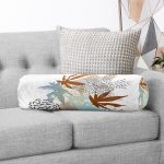 - RealHomes Özel Tasarımlı Dijital Baskılı İç Dolgulu Fermuarlı Silindir Yastık - Realhomes Beyaz Zeminde Mavi Ve Turuncu Yaprak Desenli İç Dolgulu Süet Silindir Yastık Kırlent - Bel Yastığı Realhomes