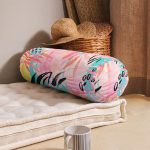 - RealHomes Özel Tasarımlı Dijital Baskılı İç Dolgulu Fermuarlı Silindir Yastık - Realhomes Mavi Zemin Üzerinde Pembe Yaprak Motifli Modern İç Dolgulu Yumuşak Silindir Form Yastık Kırlent Realhomes