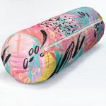 - RealHomes Özel Tasarımlı Dijital Baskılı İç Dolgulu Fermuarlı Silindir Yastık - Realhomes Mavi Zemin Üzerinde Pembe Yaprak Motifli Modern İç Dolgulu Yumuşak Silindir Form Yastık Kırlent Realhomes