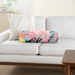 - RealHomes Özel Tasarımlı Dijital Baskılı İç Dolgulu Fermuarlı Silindir Yastık - Realhomes Mavi Zemin Üzerinde Pembe Yaprak Motifli Modern İç Dolgulu Yumuşak Silindir Form Yastık Kırlent Realhomes