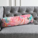 - RealHomes Özel Tasarımlı Dijital Baskılı İç Dolgulu Fermuarlı Silindir Yastık - Realhomes Mavi Zemin Üzerinde Pembe Yaprak Motifli Modern İç Dolgulu Yumuşak Silindir Form Yastık Kırlent Realhomes