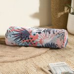 - RealHomes Özel Tasarımlı Dijital Baskılı İç Dolgulu Fermuarlı Silindir Yastık - Realhomes Gri Zemin Üzerimde Pembe Lacivert Yaprak Motifli Dijital Baskılı İç Dolgulu - Fermuarlı Süet Berjer Silindir Yastık Kırlent Realhomes