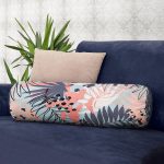 - RealHomes Özel Tasarımlı Dijital Baskılı İç Dolgulu Fermuarlı Silindir Yastık - Realhomes Gri Zemin Üzerimde Pembe Lacivert Yaprak Motifli Dijital Baskılı İç Dolgulu - Fermuarlı Süet Berjer Silindir Yastık Kırlent Realhomes