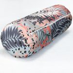 - RealHomes Özel Tasarımlı Dijital Baskılı İç Dolgulu Fermuarlı Silindir Yastık - Realhomes Gri Zemin Üzerimde Pembe Lacivert Yaprak Motifli Dijital Baskılı İç Dolgulu - Fermuarlı Süet Berjer Silindir Yastık Kırlent Realhomes