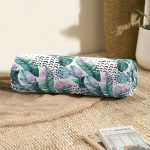 Benekli Zemin Üzerinde Yeşil Ve Pembe Yaprak Motifli İç Dolgulu - Fermuarlı Süet Silindir Yuvarlak Yastık Kırlent Realhomes