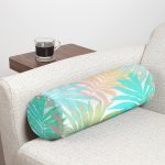 Mavi Ve Pembe Yaprak Çizimli Özel Tasarım Dijital Baskılı İç Dolgulu Fermuarlı Çok Amaçlı Silindir Yastık Kırlent Realhomes