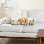 Mermer Zeminde Kurumuş Yaprak Dijital Baskılı Dekoratif İç Dolgulu Fermuarlı Çok Amaçlı Silindir Yastık Kırlent Realhomes