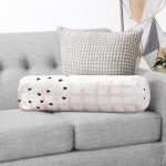 - RealHomes Özel Tasarımlı Dijital Baskılı İç Dolgulu Fermuarlı Silindir Yastık - Realhomes Kare Zeminde Yağlı Boya Çizimli Dekoratif İç Dolgulu Yumuşak Silindir Form Yastık Kırlent Realhomes