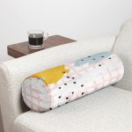 - RealHomes Özel Tasarımlı Dijital Baskılı İç Dolgulu Fermuarlı Silindir Yastık - Realhomes Kare Zeminde Yağlı Boya Çizimli Dekoratif İç Dolgulu Yumuşak Silindir Form Yastık Kırlent Realhomes