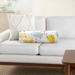 - RealHomes Özel Tasarımlı Dijital Baskılı İç Dolgulu Fermuarlı Silindir Yastık - Realhomes Beyaz Zeminde Sulu Boya Pembe Yan Çizgi Motifli İç Dolgulu Fermuarlı Çok Amaçlı Silindir Yastık Kırlent Realhomes