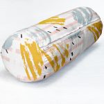 - RealHomes Özel Tasarımlı Dijital Baskılı İç Dolgulu Fermuarlı Silindir Yastık - Realhomes Beyaz Zeminde Sulu Boya Pembe Yan Çizgi Motifli İç Dolgulu Fermuarlı Çok Amaçlı Silindir Yastık Kırlent Realhomes