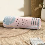 - RealHomes Özel Tasarımlı Dijital Baskılı İç Dolgulu Fermuarlı Silindir Yastık - Realhomes Pembe Zeminde Soyut Sulu Boya Çizimli Dekoratif İç Dolgulu Süet Silindir Yastık Kırlent - Bel Yastığı Realhomes