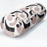 - RealHomes Özel Tasarımlı Dijital Baskılı İç Dolgulu Fermuarlı Silindir Yastık - Realhomes Beyaz Zeminde Soyut Geometrik Çizim Motifli İç Dolgulu Fermuarlı Çok Amaçlı Silindir Yastık Kırlent Realhomes