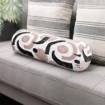 - RealHomes Özel Tasarımlı Dijital Baskılı İç Dolgulu Fermuarlı Silindir Yastık - Realhomes Beyaz Zeminde Soyut Geometrik Çizim Motifli İç Dolgulu Fermuarlı Çok Amaçlı Silindir Yastık Kırlent Realhomes