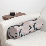 Gri Zemin Üzerinde Soyut Geometrik Çizim Motifli İç Dolgulu - Fermuarlı Süet Berjer Silindir Yastık Kırlent Realhomes