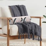 Gri Zemin Üzerinde Soyut Geometrik Çizim Motifli İç Dolgulu - Fermuarlı Süet Berjer Silindir Yastık Kırlent Realhomes