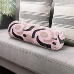 - RealHomes Özel Tasarımlı Dijital Baskılı İç Dolgulu Fermuarlı Silindir Yastık - Realhomes  Pembe Zeminde Soyut Geometrik Çizim Motifli İç Dolgulu Fermuarlı Çok Amaçlı Silindir Yastık Kırlent Realhomes