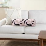 - RealHomes Özel Tasarımlı Dijital Baskılı İç Dolgulu Fermuarlı Silindir Yastık - Realhomes  Pembe Zeminde Soyut Geometrik Çizim Motifli İç Dolgulu Fermuarlı Çok Amaçlı Silindir Yastık Kırlent Realhomes