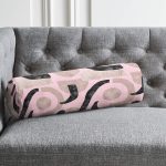 - RealHomes Özel Tasarımlı Dijital Baskılı İç Dolgulu Fermuarlı Silindir Yastık - Realhomes  Pembe Zeminde Soyut Geometrik Çizim Motifli İç Dolgulu Fermuarlı Çok Amaçlı Silindir Yastık Kırlent Realhomes