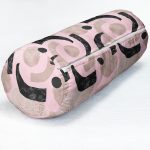 - RealHomes Özel Tasarımlı Dijital Baskılı İç Dolgulu Fermuarlı Silindir Yastık - Realhomes  Pembe Zeminde Soyut Geometrik Çizim Motifli İç Dolgulu Fermuarlı Çok Amaçlı Silindir Yastık Kırlent Realhomes