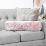 Mermer Zeminli Gold Ayrıntı Temalı Pembe Tropik Yaprak Desenli İç Dolgulu - Fermuarlı Süet Silindir Daire Yastık Kırlent Realhomes