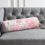 Mermer Zeminli Gold Ayrıntı Temalı Pembe Tropik Yaprak Desenli İç Dolgulu - Fermuarlı Süet Silindir Daire Yastık Kırlent Realhomes