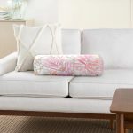 Mermer Zeminli Gold Ayrıntı Temalı Pembe Tropik Yaprak Desenli İç Dolgulu - Fermuarlı Süet Silindir Daire Yastık Kırlent Realhomes