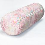 - RealHomes Özel Tasarımlı Dijital Baskılı İç Dolgulu Fermuarlı Silindir Yastık - Realhomes Renkli Puantiyeli Zeminde Renkli Yaprak Motifli Dekoratif İç Dolgulu Fermuarlı Çok Amaçlı Silindir Yastık Kırlent Realhomes