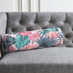 Pembe Zeminde Canlı Tropik Yaprakları Dijital Baskılı İç Dolgulu - Fermuarlı Süet Silindir Rulo Yastık Kırlent Realhomes