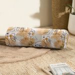 - RealHomes Özel Tasarımlı Dijital Baskılı İç Dolgulu Fermuarlı Silindir Yastık - Realhomes Tropik Gold Yapraklar Üzerinde Antik Yunan Tanrısı Desenli İç Dolgulu - Fermuarlı Süet Berjer Silindir Yastık Kırlent Realhomes